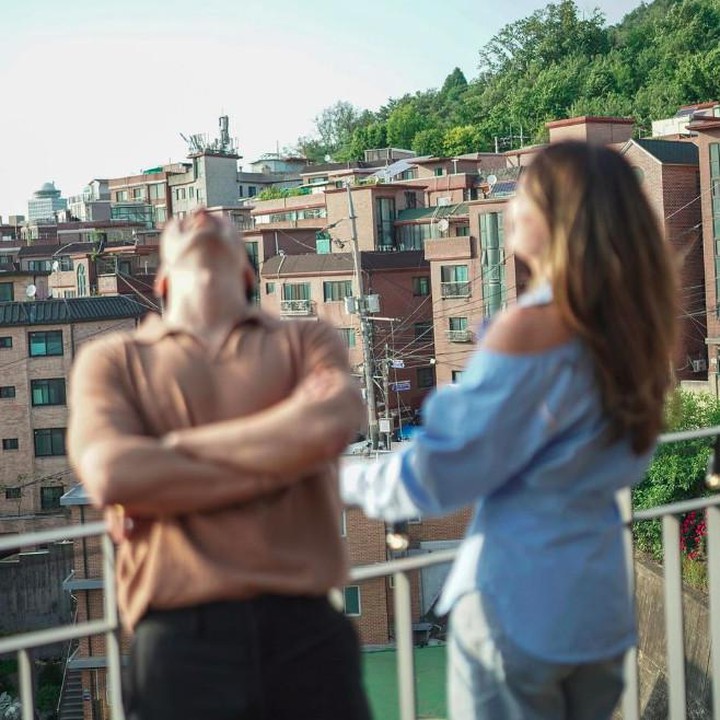 <p>Momen kebersamaan Luna Maya ini bikin heboh netizen lho, Bunda. Beberapa di antaranya menganggap momen pertemuan kedua artis ini mirip drama Korea. "Gemeshhh berasa lagi liat film drama korea," tulis akun @pa***. (Foto: Instagram @lunamaya)</p>