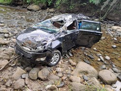 Mobil Dinas Pejabat Pemprov Bengkulu Masuk Jurang