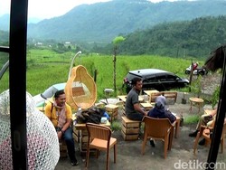 Adem! Ngopi di Sini Bonus Pemandangan Sawah dan Gunung Banjarnegara