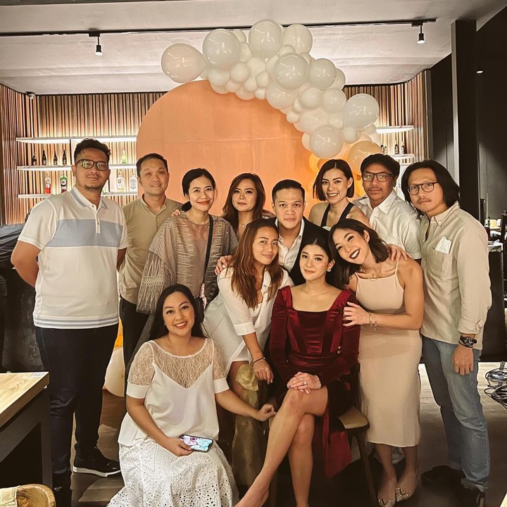 <p>Wanita yang akrap disapa Nay ini membagikan momen manis bersama kekasih dan sahabat terdekat melalui media sosial Instagram. (Foto: Instagram @naymirdad)<br /><br /><br /></p>