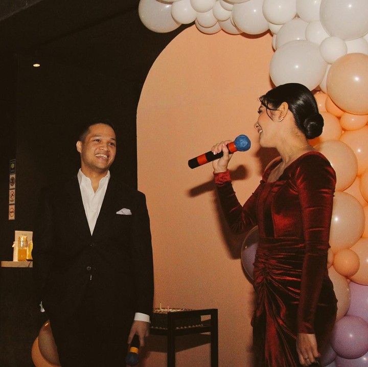 <p>"<em>Thank you for the birthday surprises</em> awem2ku sayang. Dari dateng kerumah jam 12 malem & ketemu lagi besoknya pas <em>surprise dinner,</em>" ungkapnya. (Foto: Instagram @naymirdad)</p>