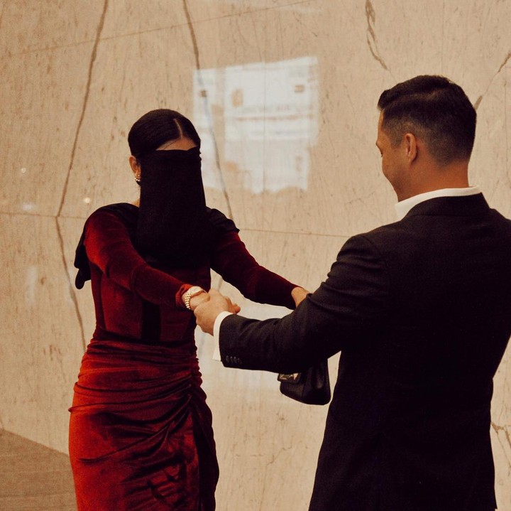 <p>Acaranya berlangsung di sebuah restoran. Ketika sampai, Arfito Hutagalung terlihat menuntun Naysila berjalan dengan mata tertutup. (Foto: Instagram @naymirdad)<br /><br /><br /></p>