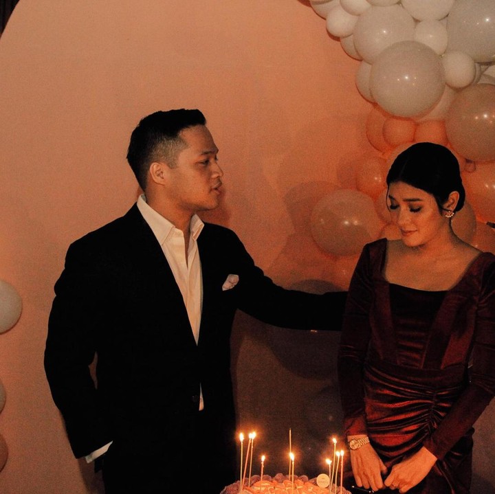 <p>Di momen tersebut, ternyata Naysila dapat kejutan istimewa, Bunda. Kejutan tersebut diatur oleh pacar barunya, yakni Arfito Hutagalung. (Foto: Instagram @naymirdad)<br /><br /><br /></p>