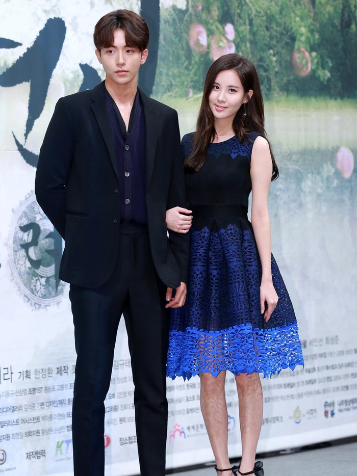 Pasangan pertama Seohyun di drama Korea yaitu Nam Joo Hyuk. Keduanya bertemu di drama Moon Lovers: Scarlet Heart Ryeo. Sayangnya, cinta manis mereka berakhir tragis dan penuh air mata./ Foto: soompi.com