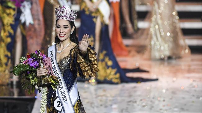 Laksmi Shari De-Neefe Suardana mengaku masih tidak menyangka dirinya mengenakan mahkota plus selempang Puteri Indonesia 2022. Berikut ceritanya.