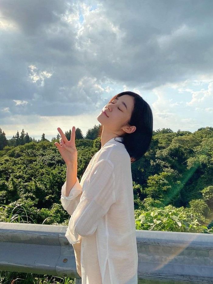 Roh Yoon Seo, aktris pendatang yang cantik lewat drama Our Blues ini juga memiliki rambut pendek nan ikonik. Nah, model rambut ala Yoon Seo ini tengah diminati. Beauties bisa juga coba gaya chic nan fresh satu ini!/ Foto: instagram.com/rohyoonseo