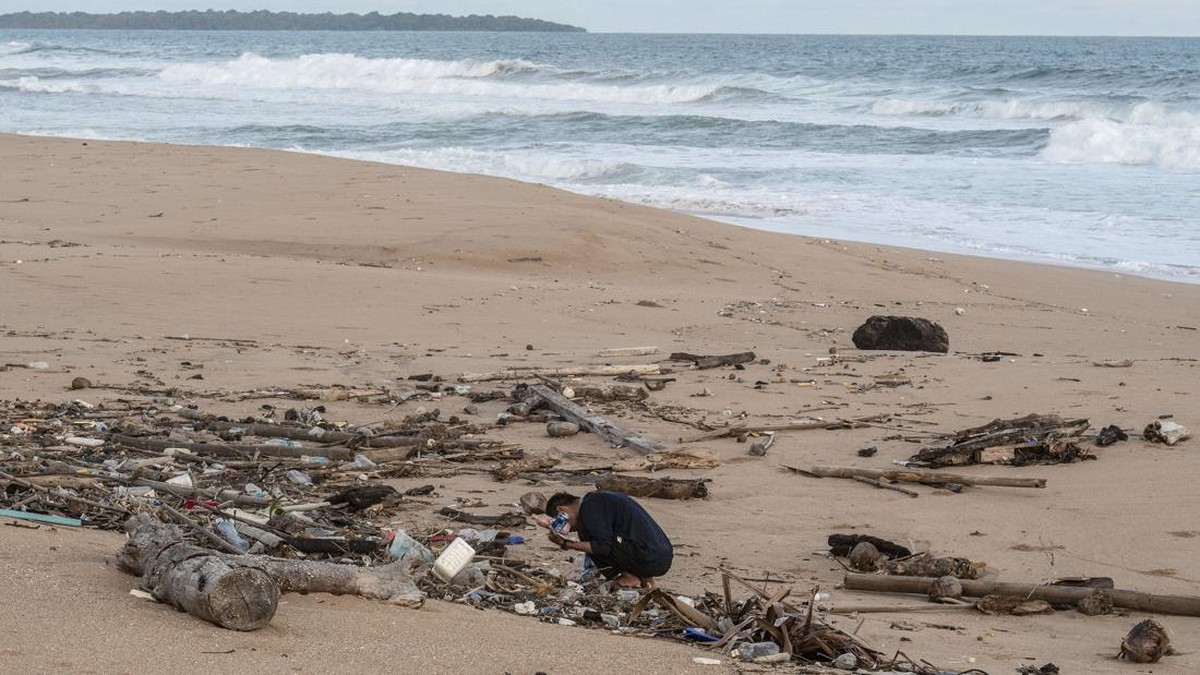 FOTO: Sampah Plastik Tutupi 'Kecantikan' Pantai Ujung Kulon