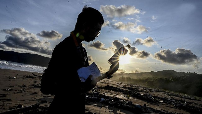 FOTO: Sampah Plastik Tutupi 'Kecantikan' Pantai Ujung Kulon