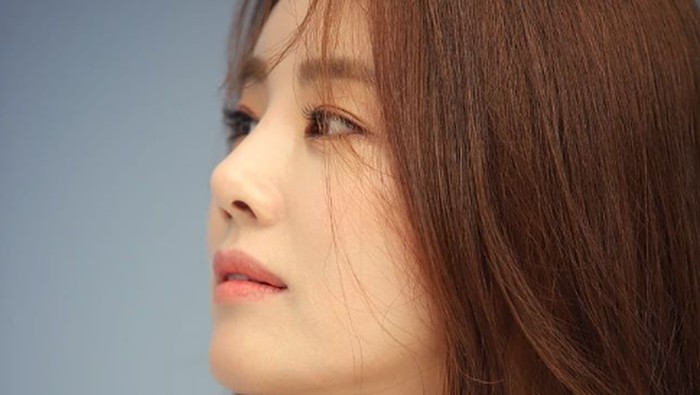 Sejak bergabung dengan IOK Entertainment yang juga menaungi Jo In Sung dan Kim Ha Neul, kini Lee Ga Ryeong akhirnya bisa memperbarui profil resminya dengan menggunakan tahun lahir yang sesungguhnya, yaitu tahun 1980./ foto: instagram.com/viollet1002