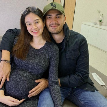 Selamat, Faradilla Yoshi & Bryan Mckenzie Dikaruniai Anak Pertama