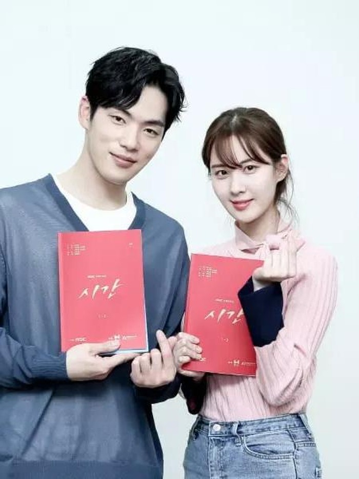 Seohyun juga pernah dipertemukan dengan Kim Jung Hyun lewat drama Time. Chemistry mereka diprediksikan meledak oleh penggemar. Sayangnya, menuju akhir episode, Kim Jung Hyun mundur dan membuat penggemar sempat kecewa./ Foto: soompi.com