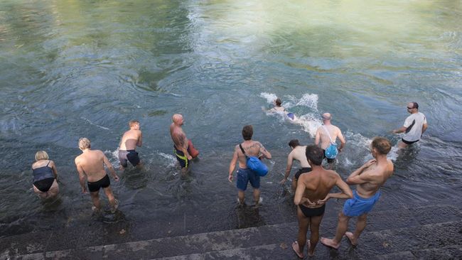 5 Pantangan Berenang di Sungai Aare Swiss Sungai Aare, salah satu sungai wisata di Swiss kerap dikunjungi warga untuk berenang dan melakukan aktivitas air lainnya.