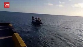 VIDEO: Kapal Motor Tenggelam di Selat Makassar
