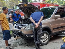 Hiii! Ular 1 Meter Keluyuran dalam Mobil di Klaten