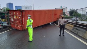 Truk Terguling di Gatot Subroto arah Semanggi, Lalu Lintas Tersendat