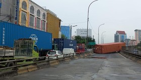 Tunggu Crane, Truk Terguling di Flyover Grogol Belum Bisa Dievakuasi