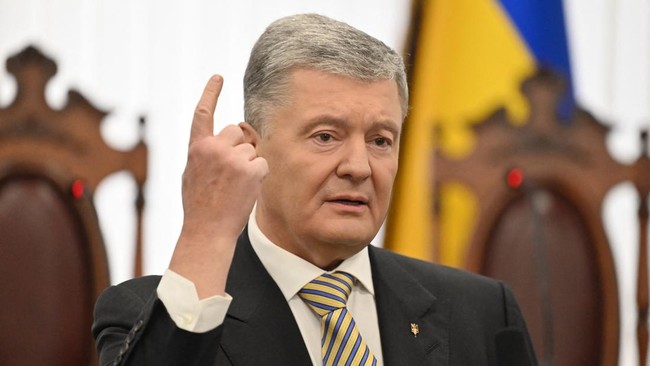 Petro Poroshenko, mantan Presiden Ukraina dilarang ke luar negeri dan menuduh pemerintah melanggar 'gencatan senjata politik'.