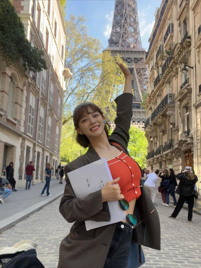 Usai membintangi drama Business Proposal Kim Sejeong tampil berbeda dengan rambut pendek. Ia unggah foto terbarunya saat berlibur di Paris. Meski sudah dipangkas banyak, Sejeong tetap manis dengan ciri khas poni rata./ Foto: instagram.com/clean_0828