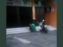 Heboh Wanita Histeris Dicium Pria Berjaket Ojol di Ungaran