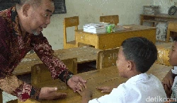 Tekad Guru Honorer Tertua dan Bergaji Minim di Sukabumi