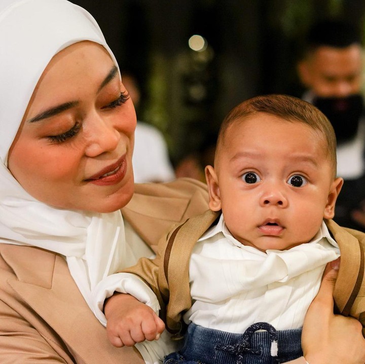 <p>Penyanyi dangdut Lesti Kejora melahirkan anak pertamanya pada Desember 2021 atau saat ia berusia 22 tahun. Pengalaman kehamilan pertama ini tampaknya tak bisa dilupakan Lesti karena ia mesti melahirkan anak pertamanya secara prematur melalui tindakan operasi caesar cito. (Foto: Instagram @lestykejora/ @rizkybillar)</p>