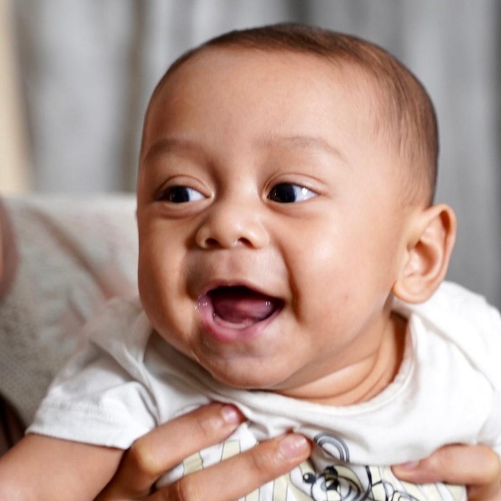 <p>Al Fatih lahir pada 26 Desember 2021. Nama panjangnya adalah Muhammad Leslar Al-Fatih Billar. Bagus banget ya, Bunda? (Foto: Instagram @lestykejora)</p>