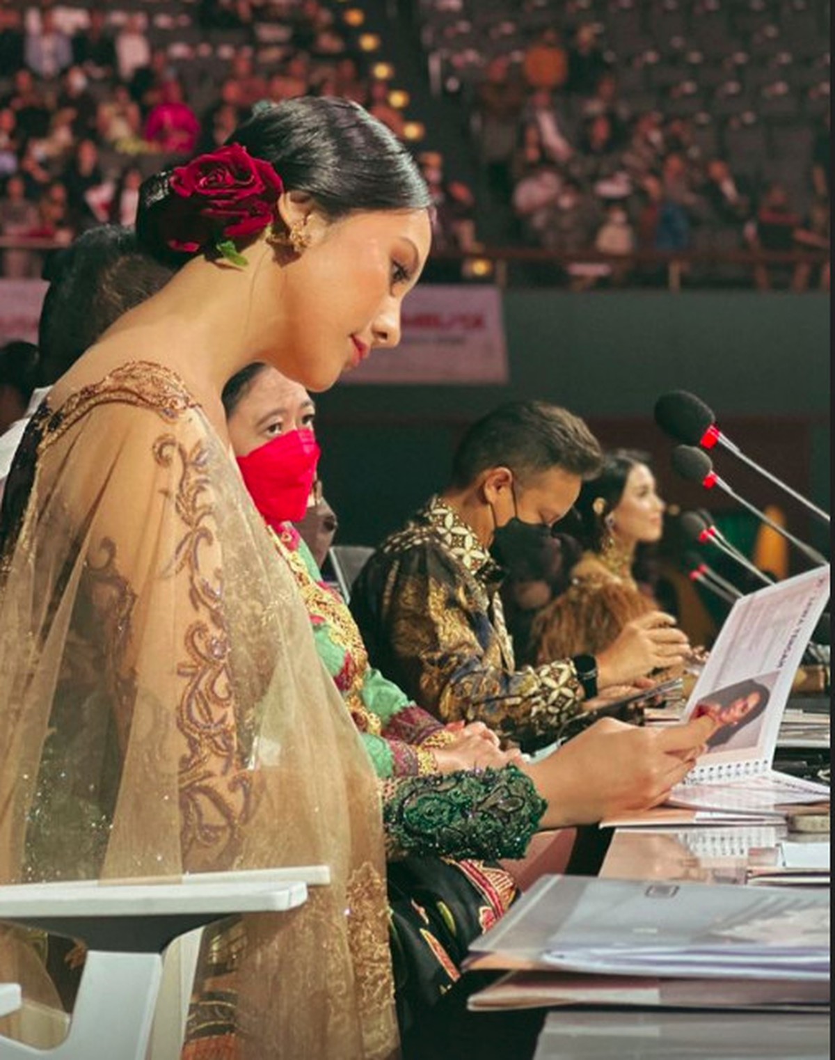 Anya Geraldine saat jadi juri di Puteri Indonesia