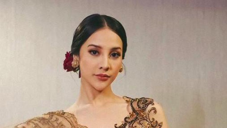 Anya Geraldine saat jadi juri di Puteri Indonesia