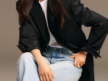 Dalam foto profil terbarunya tersebut, Kim Tae Ri tetap tampil menawan dalam balutan pakaian kasual berwarna netral seperti hitam, abu-abu, dan putih. Ia juga terlihat awet muda dengan ‘Poni Na Hee Do’-nya./ Foto: instagram.com/management_mmm