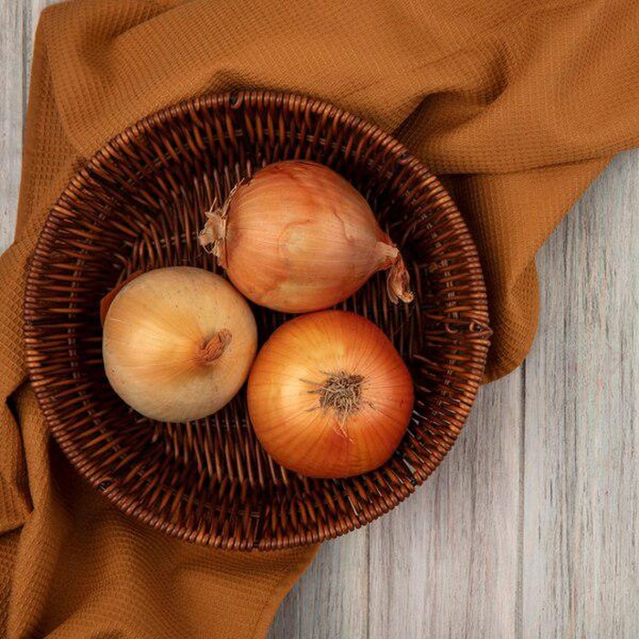 Bawang bombay diyakini mampu menghambat penuaan dini pada rambut yakni munculnya uban.