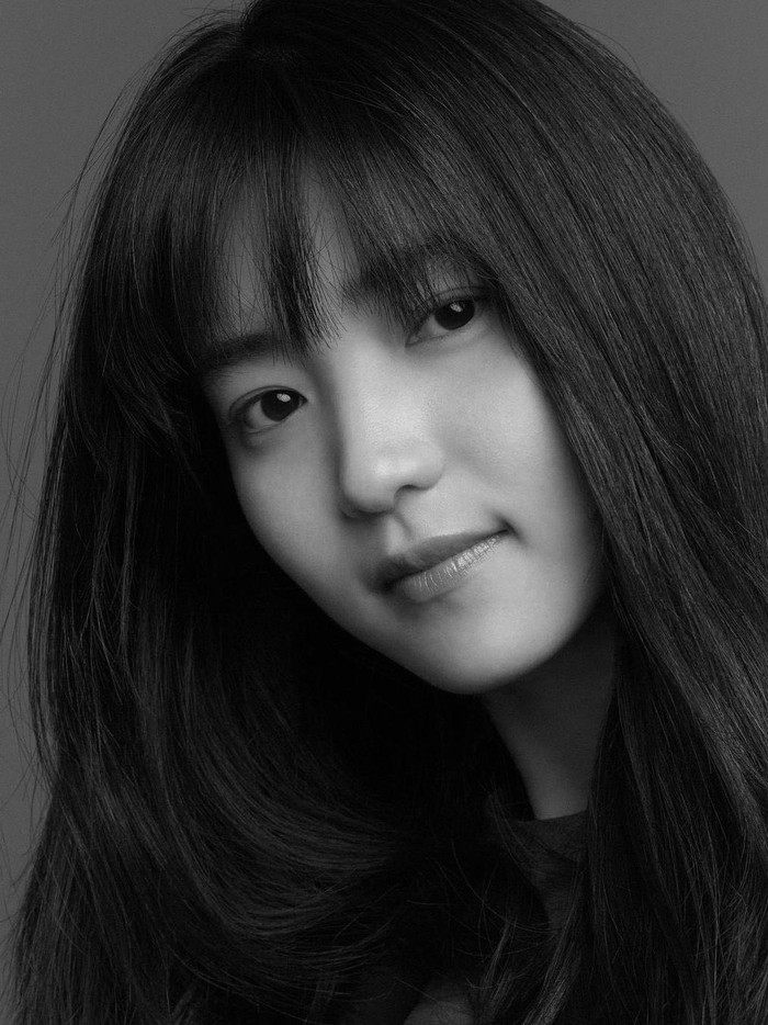 Dalam foto profil terbarunya tersebut, Kim Tae Ri tetap tampil menawan dalam balutan pakaian kasual berwarna netral seperti hitam, abu-abu, dan putih. Ia juga terlihat awet muda dengan ‘Poni Na Hee Do’-nya./ Foto: instagram.com/management_mmm