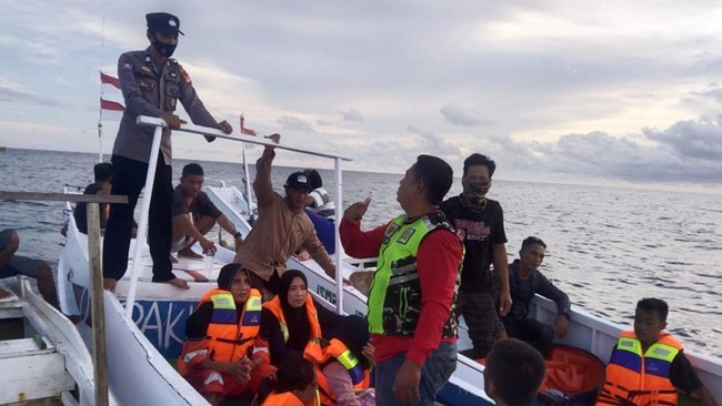 7 Korban Selamat KM Ladang Pertiwi Dievakuasi ke Banjarmasin Tim SAR akan menjemput korban di Muara Barito dan akan menyerahkan mereka ke pihak berwenang.