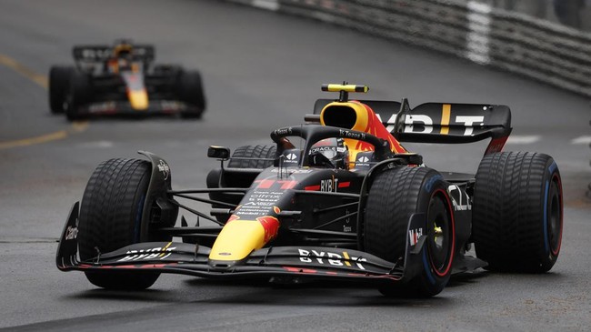 Pembalap Red Bull Sergio Perez menang Formula 1 (F1) GP Singapura 2022 di Sirkuit Marina Bay, Minggu (2/10).
