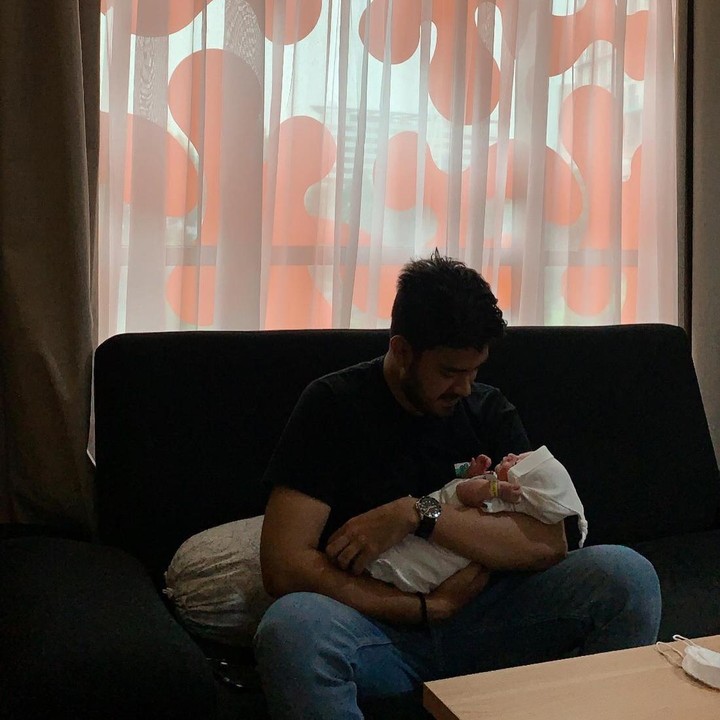 <p>Berbeda dari sang istri, Bryan membagikan potret saat dirinya menggendong putranya nih. Bryan tampak begitu serius memandangi wajah sang putra.</p>