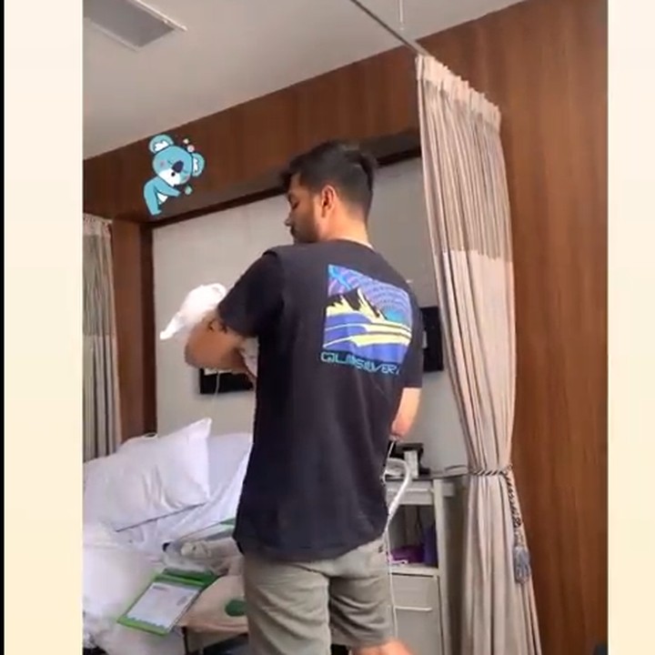 <p>Faradilla sendiri belum banyak membagikan momennya saat bersama sang buah hati. Ia hanya berbagi aktivitas suami yang terlihat sibuk mengasuh baby Arash. (Foto: Instagram @faradillayoshi/ @bryanmckenziee)</p>