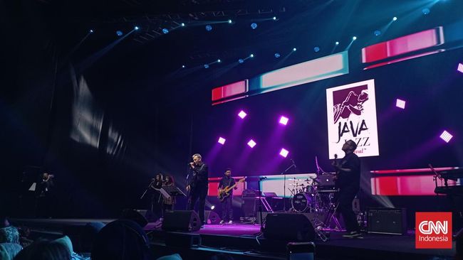 Fariz RM membawakan dua single hit miliknya, Sakura dan Barcelona, sebagai pamungkas penampilannya di Java Jazz Festival 2022. 