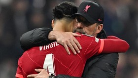 Klopp Terus Terang Bek Liverpool Buruk di Liga Champions