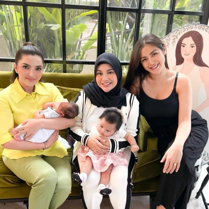 <p>Jessica Iskandar tampak mengenakan gaun hitam. Netizen memuji penampilan Bunda dua anak ini. "Habis melahirkan kak Jedar (Jessica Iskandar) tambah cantik, auranya nyenengin banget," tulis akun @im***. (Foto: Instagram @inijedar)</p>