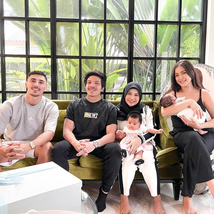 <p>Belum lama ini, Jessica Iskandar bertemu dengan keluarga kecil Aurel Hermansyah. Nah, penampilan Jessica di sini mencuri perhatian. (Foto: Instagram @inijedar)</p>