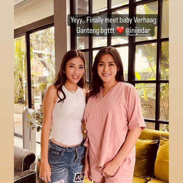 <p>Tak cuma tambah cantik, Jessica Iskandar juga semakin glowing setelah melahirkan anak keduanya. Setuju ya, Bunda? (Foto: Instagram @inijedar)</p>