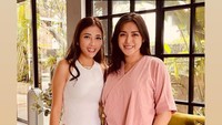 <p>Tak cuma tambah cantik, Jessica Iskandar juga semakin glowing setelah melahirkan anak keduanya. Setuju ya, Bunda? (Foto: Instagram @inijedar)</p>