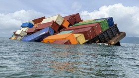 Bakamla Bantu Evakuasi Kontainer Jatuh ke Laut Usai Kecelakaan Kapal