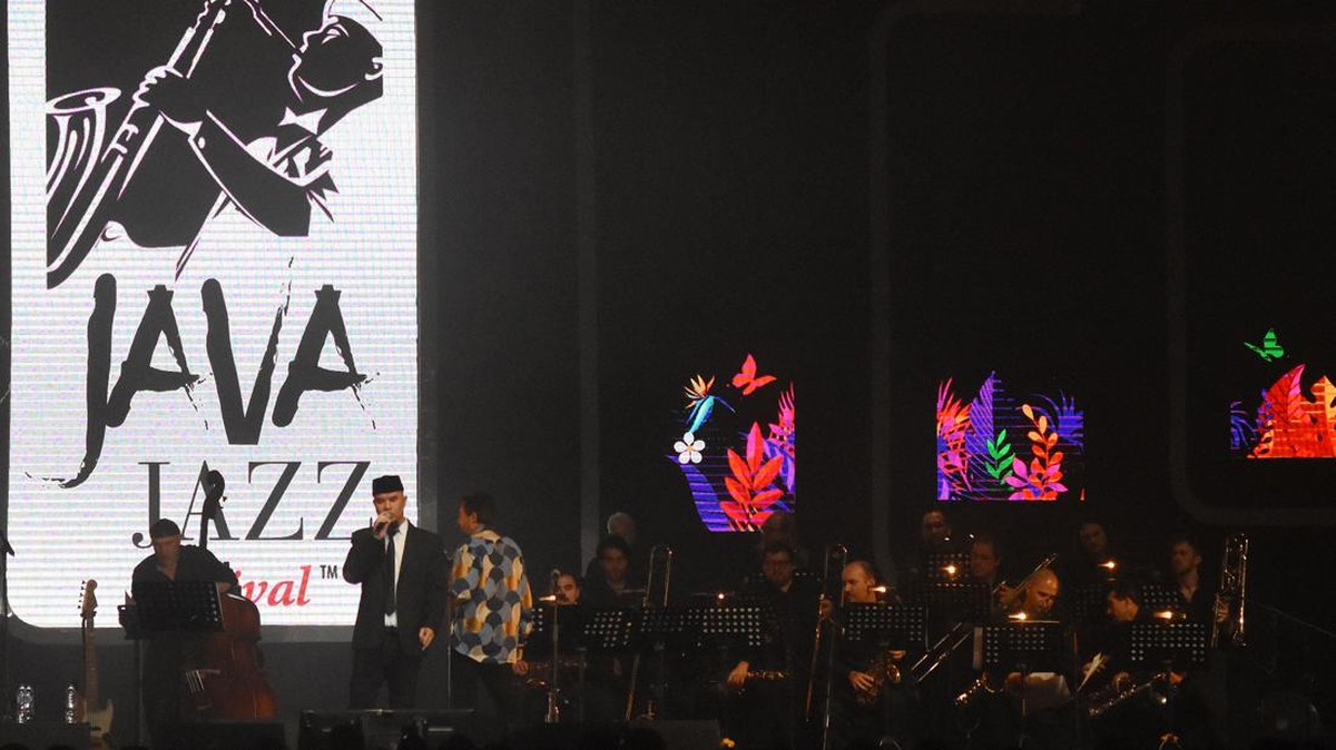 FOTO: Kolaborasi Ahmad Dhani Ron King Big Band di Java Jazz 2022