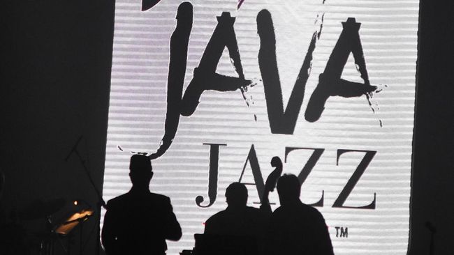 Penonton Java Jazz 2022 melepas rindu bersama Reza Artamevia. Mereka menyambut penampilan Reza dengan tepuk tangan meriah.