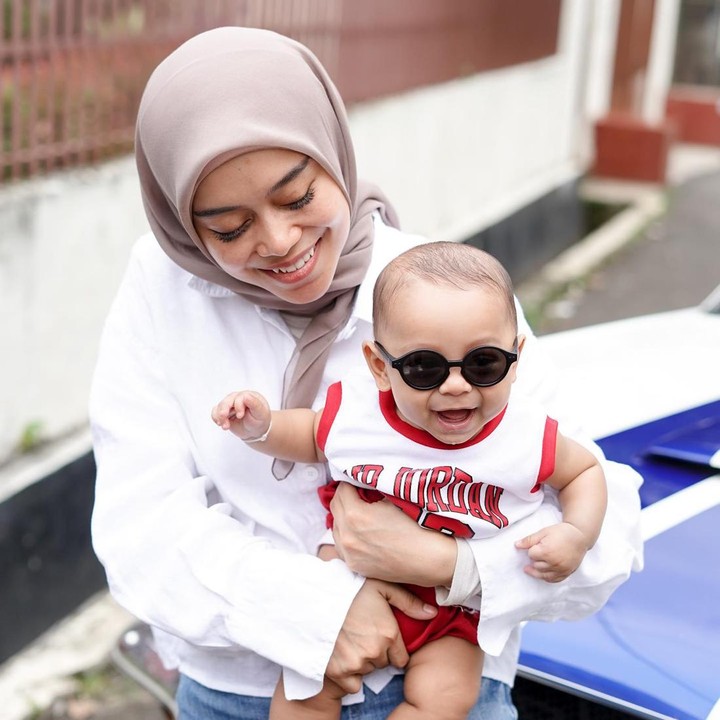<p>Meski baru berusia 5 bulan, Al Fatih sudah bisa menunjukkan ekspresi yang beragam. Lihat nih senyum manisnya saat didandani sang Bunda dengan pakaian modis dan kacamata hitam. (Foto: Instagram @lestykejora)</p>