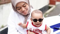<p>Meski baru berusia 5 bulan, Al Fatih sudah bisa menunjukkan ekspresi yang beragam. Lihat nih senyum manisnya saat didandani sang Bunda dengan pakaian modis dan kacamata hitam. (Foto: Instagram @lestykejora)</p>