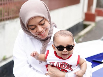 7 Potret Menggemaskan Al Fatih Anak Lesti Kejora & Rizky Billar, Pintar Berpose Bun
