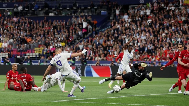 Duel Liverpool vs Real Madrid pada babak pertama final Liga Champions 2022 berakhir imbang tanpa gol di Stade de France, Paris.