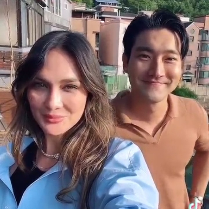 <p>Tak cuma foto, Luna Maya juga mengabadikan momen bersama bintang K-Pop itu dalam video lho. Choi Siwon tampak tersenyum saat Luna mengarahkan kamera ke dirinya. (Foto: @moonshine_lunamaya)</p>