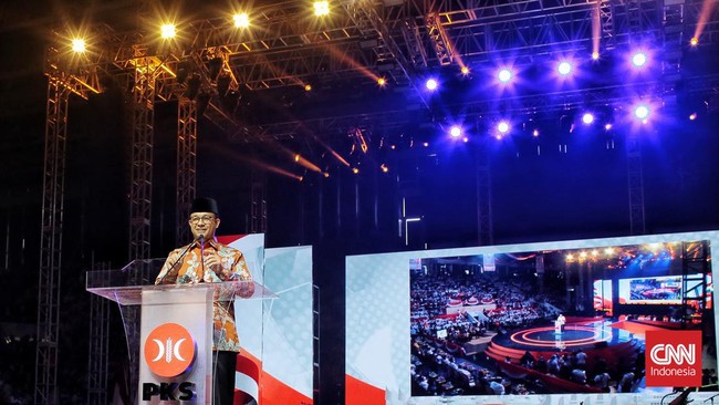 Ribuan kader PKS meneriaki Gubernur DKI Anies Baswedan dengan sebutan 'Presiden' saat menghadiri acara Milad ke-20 PKS di Jakarta.